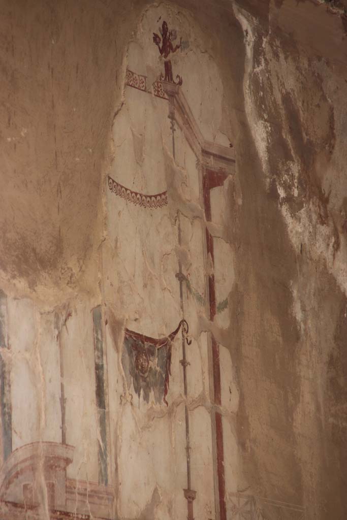 VI.17 Herculaneum, September 2017.
Detail of painted decoration from upper east wall. Photo courtesy of Klaus Heese.